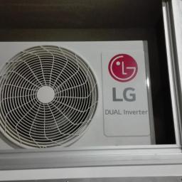 Hydro-Went Jan Wolny - Biała jednostka wewnętrzna klimatyzacji LG Dual Inverter umieszczona w zabudowie, widoczny wentylator i logo producenta.