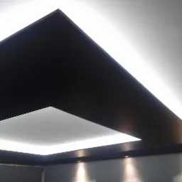 Nowoczesny sufit podwieszany z czarnymi elementami i oświetleniem LED, widok z dołu.