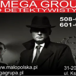 Czarno-biała wizytówka biura detektywistycznego Omega Group z detektywem w kapeluszu i płaszczu oraz kobietą z czerwonymi ustami, zawiera kod QR, adres strony internetowej, adres e-mail i numery...