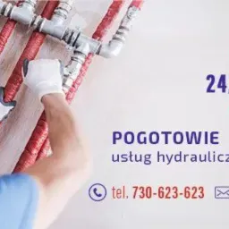 Grafika reklamowa: hydraulik w trakcie pracy przy rurach grzewczych, pogotowie hydrauliczne 24/7, dane kontaktowe firmy.