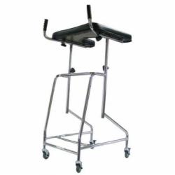 Stalowy chodzik rehabilitacyjny z regulowanym podparciem przedramion i siedziskiem, na kółkach, widok z boku.