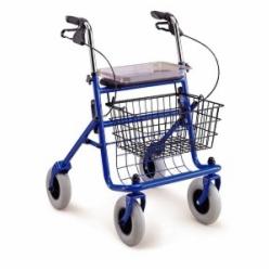 Niebieski chodzik rehabilitacyjny na czterech kołach z koszykiem, widok z przodu na białym tle.