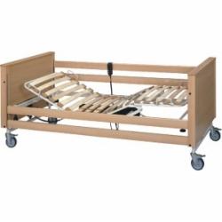 Regulowane łóżko rehabilitacyjne z drewnianą ramą i metalowym stelażem na kółkach, z pilotem do sterowania pozycją leżącą.