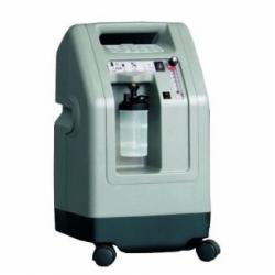 Koncentrator tlenu z nawilżaczem, szaro-czarna obudowa, widoczny panel sterowania z wskaźnikami.