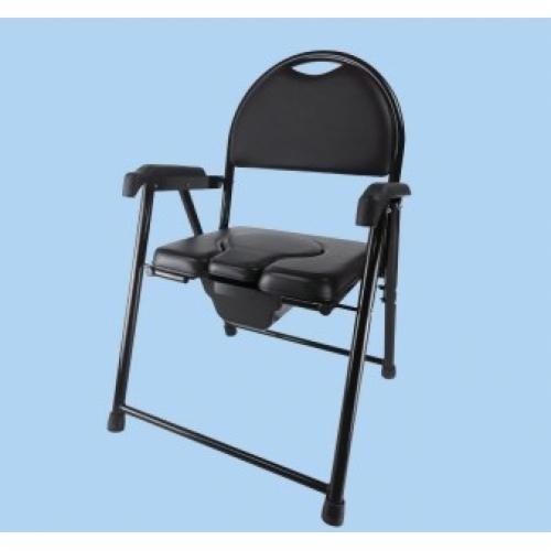 Składane krzesło toaletowe z czarną ramą i siedziskiem, widok z przodu na jednolitym niebieskim tle.