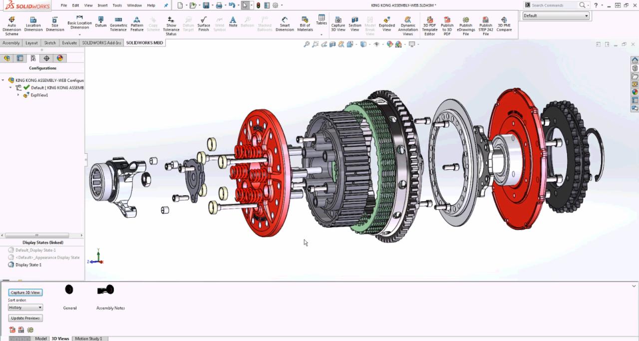 Rozłożony widok 3D sprzęgła motocyklowego w programie SolidWorks, z widocznymi elementami takimi jak tarcze, sprężyny i zębatki, prezentowany na białym tle interfejsu programu.