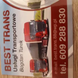 Wizyt&oacute;wka firmy transportowej Best Trans z Turek, prezentująca czerwone ciężar&oacute;wki i dane kontaktowe: adres e-mail i numer telefonu.