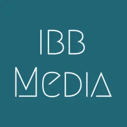 Minimalistyczne logo 'IBB Media' w bieli na tealowym tle. Proste linie tworzą nowoczesny, geometryczny krój pisma. Widoczne litery I, B, M, E, D, A.