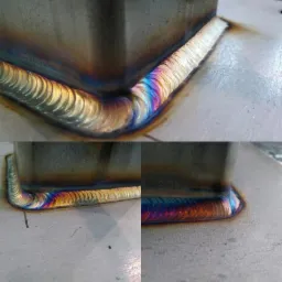 Spoina narożna wykonana metodą TIG, z widocznymi tęczowymi przebarwieniami termicznymi na powierzchni metalu, prezentowana w zbliżeniu.