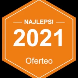 Pomarańczowa odznaka Oferteo 'Najlepsi 2021' na czarnym tle.