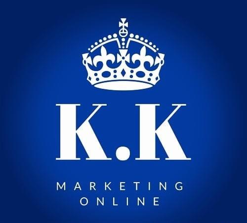 Logo firmy K.K. Marketing Online z białą koroną na niebieskim tle.
