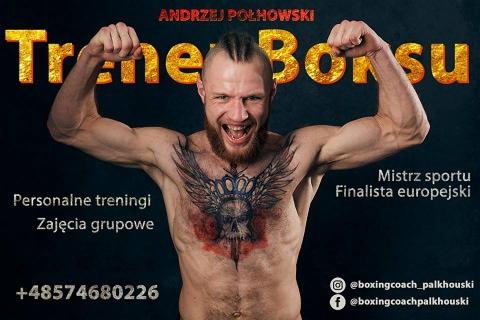 Plakat reklamowy trenera boksu Andrzeja Połhowskiego, z widocznym tatuażem na klatce piersiowej, numerem telefonu i odnośnikami do mediów społecznościowych.