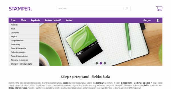 Widok strony internetowej sklepu stamper.pl z Bestwiny, prezentujący pieczątkę Green Line Printer 30 na tle notatnika z zielonym długopisem i filiżanką kawy.