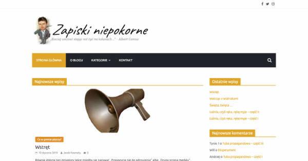 Fragment strony internetowej bloga zapiskiniepokorne.pl z nagłówkiem, menu nawigacyjnym i ilustracją tuby nagłaśniającej obok sekcji z najnowszymi wpisami.