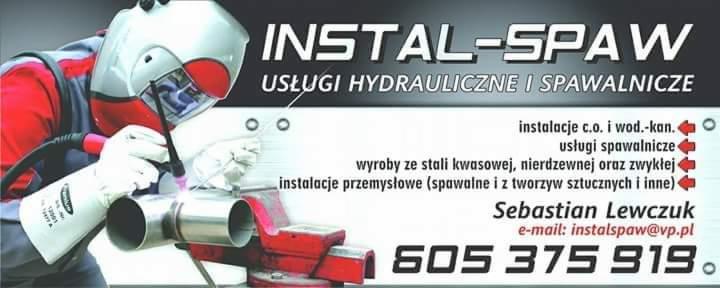 Spawacz w ochronnym hełmie spawalniczym łączy metalowe rury za pomocą spawarki TIG, w tle baner reklamowy firmy Instal-Spaw z usługami hydraulicznymi i spawalniczymi oraz danymi kontaktowymi.