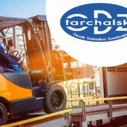 Pomarańczowo-czarny wózek widłowy z operatorem, w tle logo 'tarchalski Ośrodek Doskonalenia Zawodowego', na rampie załadunkowej.