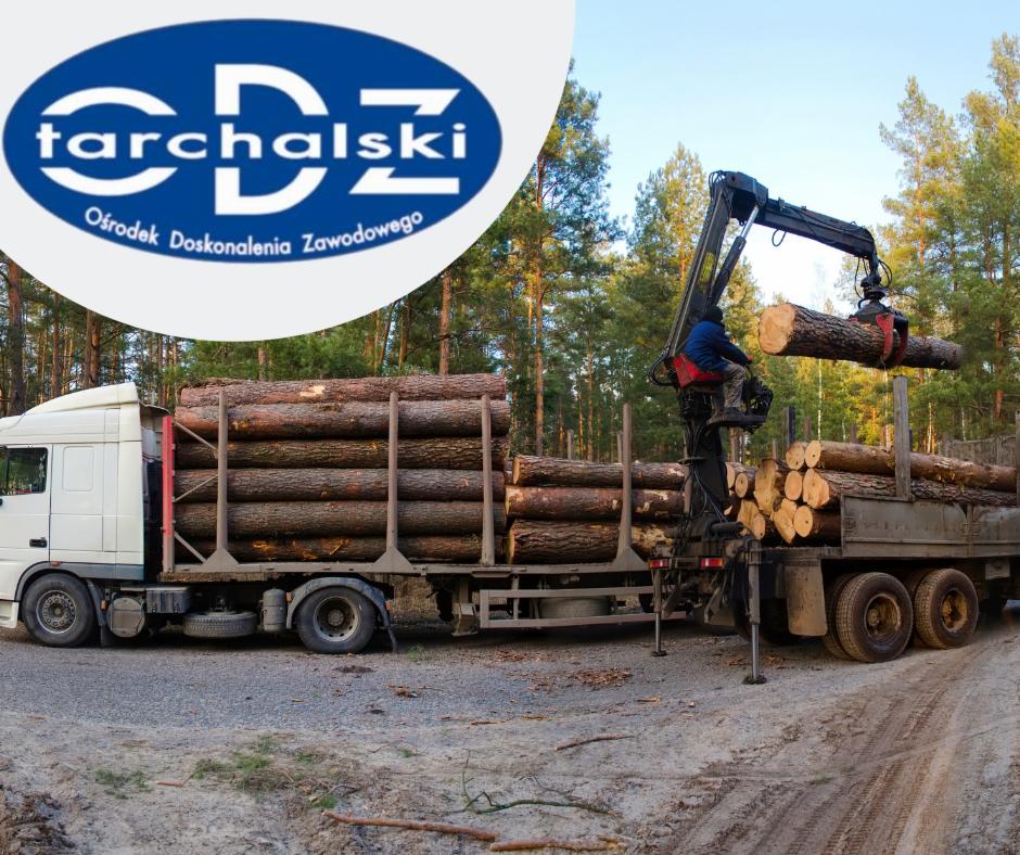 Ciężarówka załadowana drewnem podczas szkolenia zawodowego w Grabowie na Prosną, z operatorem dźwigu w kabinie i logo firmy na winietce.