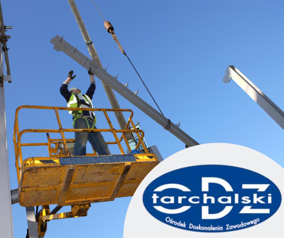 Pracownik w żółtym podnośniku koszowym, w kamizelce odblaskowej, montuje stalową konstrukcję na wysokości, widoczne logo firmy na pierwszym planie.