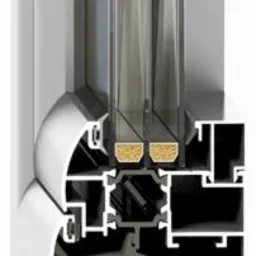 Przekrój ramy okiennej z widocznymi komorami, uszczelkami i szybami zespolonymi, ukazujący detale konstrukcyjne.
