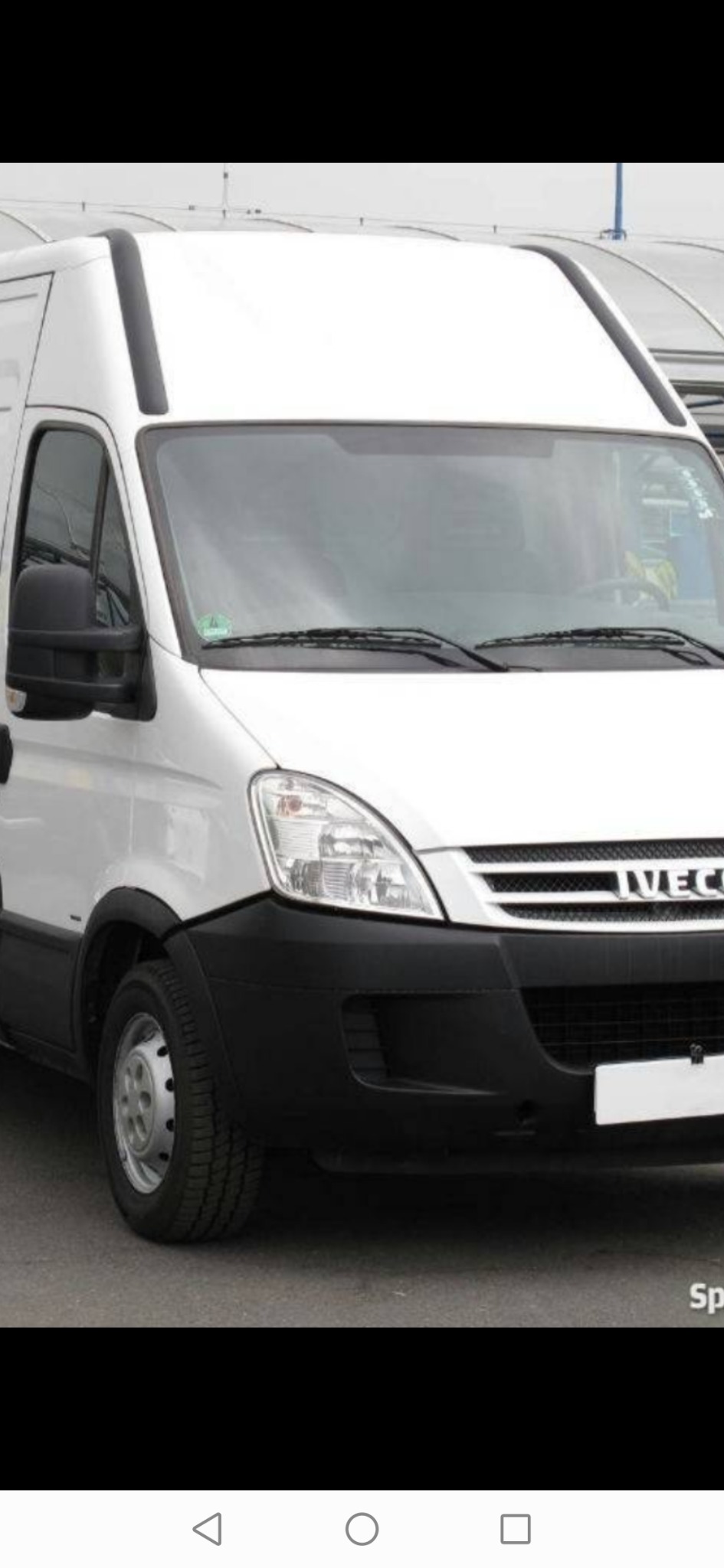 Biały samochód dostawczy marki Iveco z wysokim dachem, zaparkowany na zewnątrz, widok z przodu.