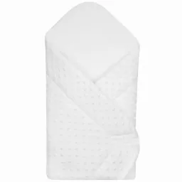 Biały, niemowlęcy otulacz z wypukłą fakturą w kropki, ułożony w kształcie kokonu, z widocznym gładkim, białym wkładem.