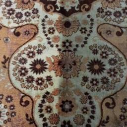 CSF Polska - Wzór kwiatowy na beżowym dywanie, widoczne plamy i zabrudzenia na jasnym tle.