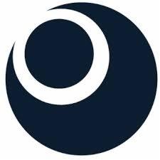 Abstrakcyjne logo przedstawiające ciemnoniebieski okrąg z białym półksiężycem wewnątrz, tworzącym dynamiczną i nowoczesną kompozycję.