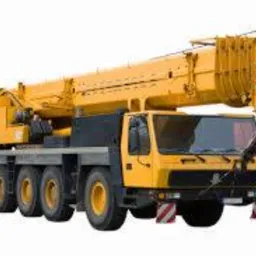 Żółty, ośmioosiowy dźwig samochodowy z wysięgnikiem teleskopowym, widok z boku na białym tle.