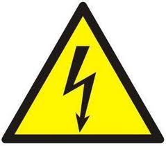 Żółty trójkątny znak ostrzegawczy z czarnym obramowaniem i symbolem błyskawicy skierowanej w dół, ostrzegający przed wysokim napięciem.