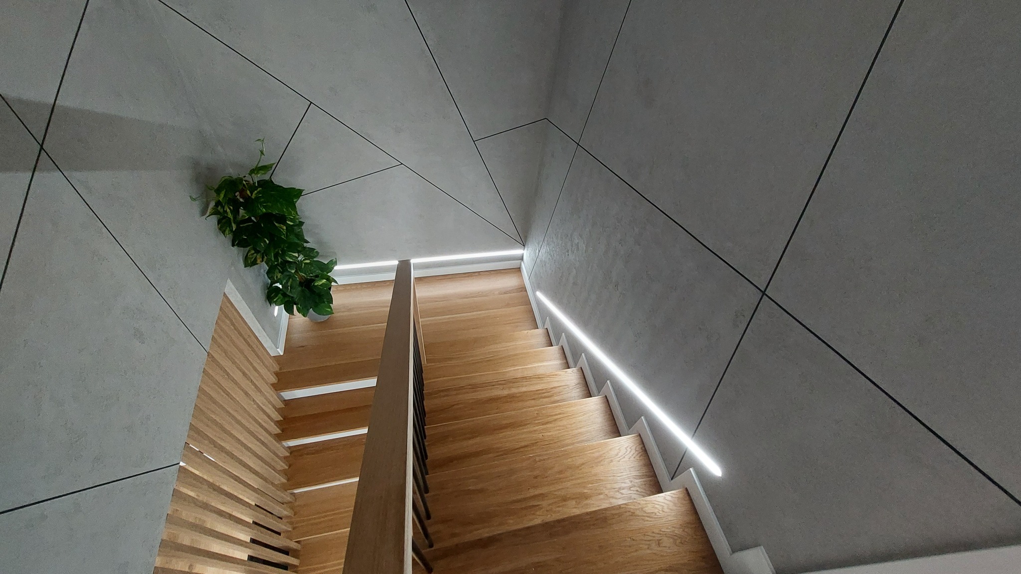 Tynk beton dekoracyjny na klatce schodowej.