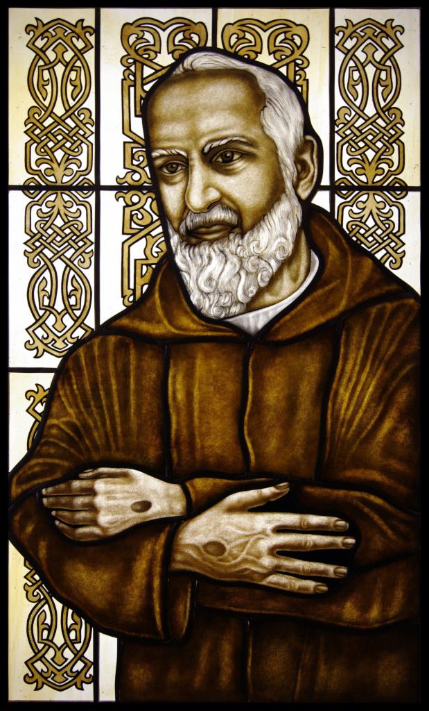 Barwiony portret Św. Pio w brązowym habicie na tle witrażu z geometrycznymi ornamentami.