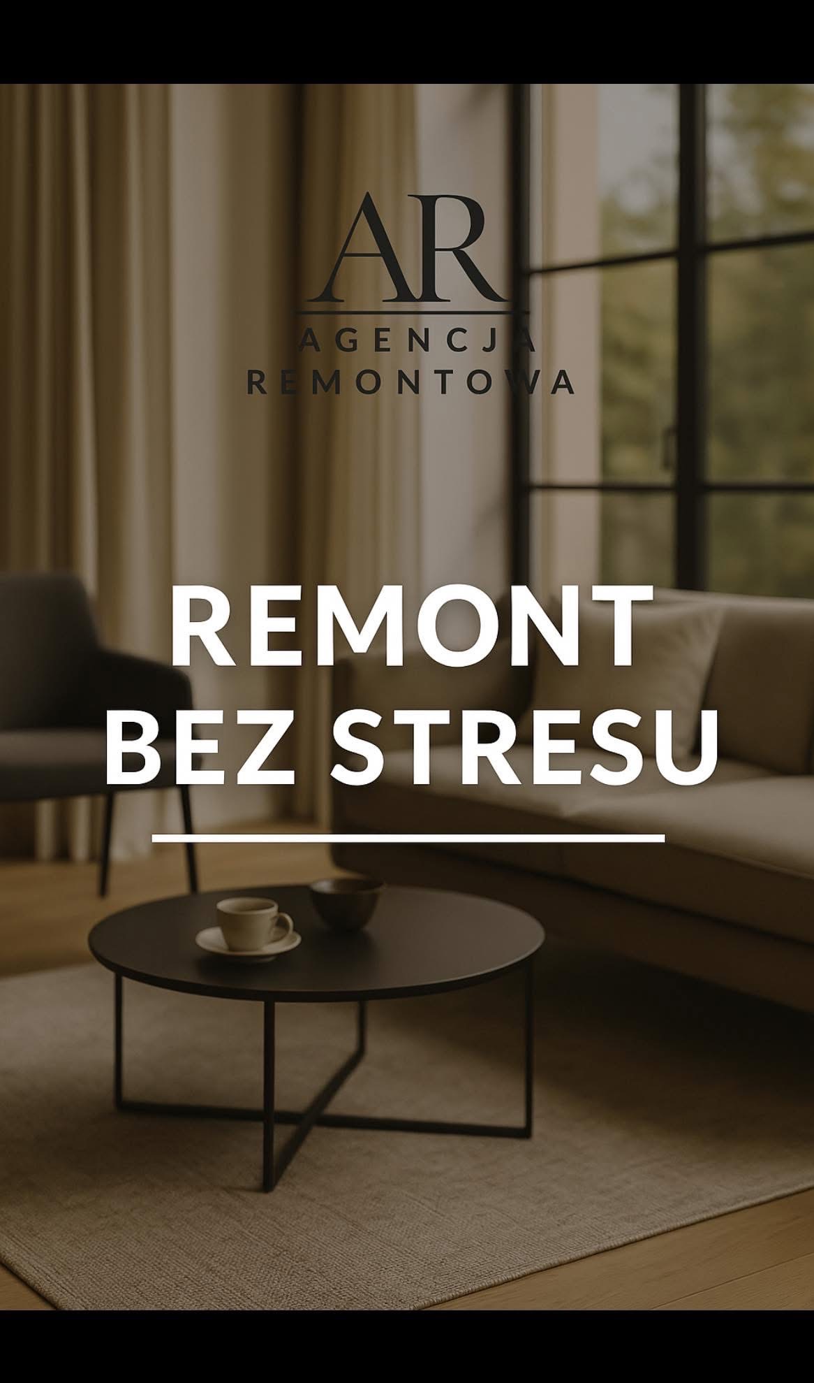 Stylowe wnętrze z napisem 'Remont bez stresu' i logo 'AR Agencja Remontowa'. Minimalistyczny stolik kawowy z filiżanką i miseczką na tle sofy i okna.