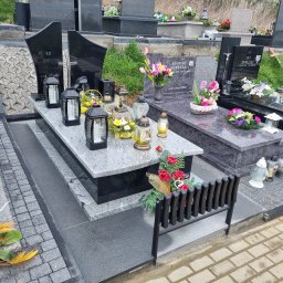Nagrobek wykonany z dwóch granitów połączenie białego granitu oraz czarnego, krzyż stojący wykonany w całości ze stali nierdzewnej, płyty płomieniowane.
Zapraszamy do kontaktu 730-826-600
