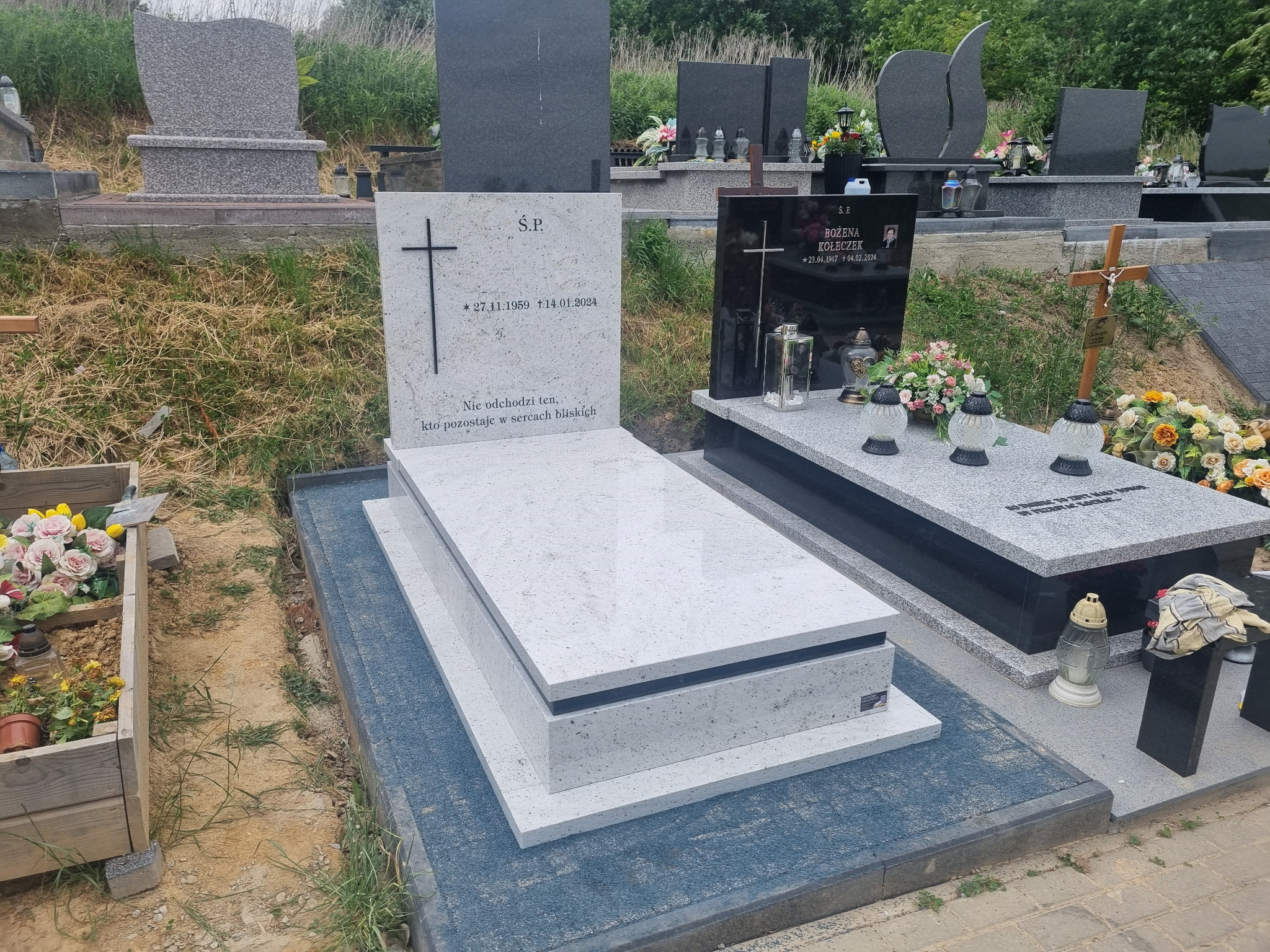 Nagrobek granitowy wykonany z białego granitu, prosta forma.