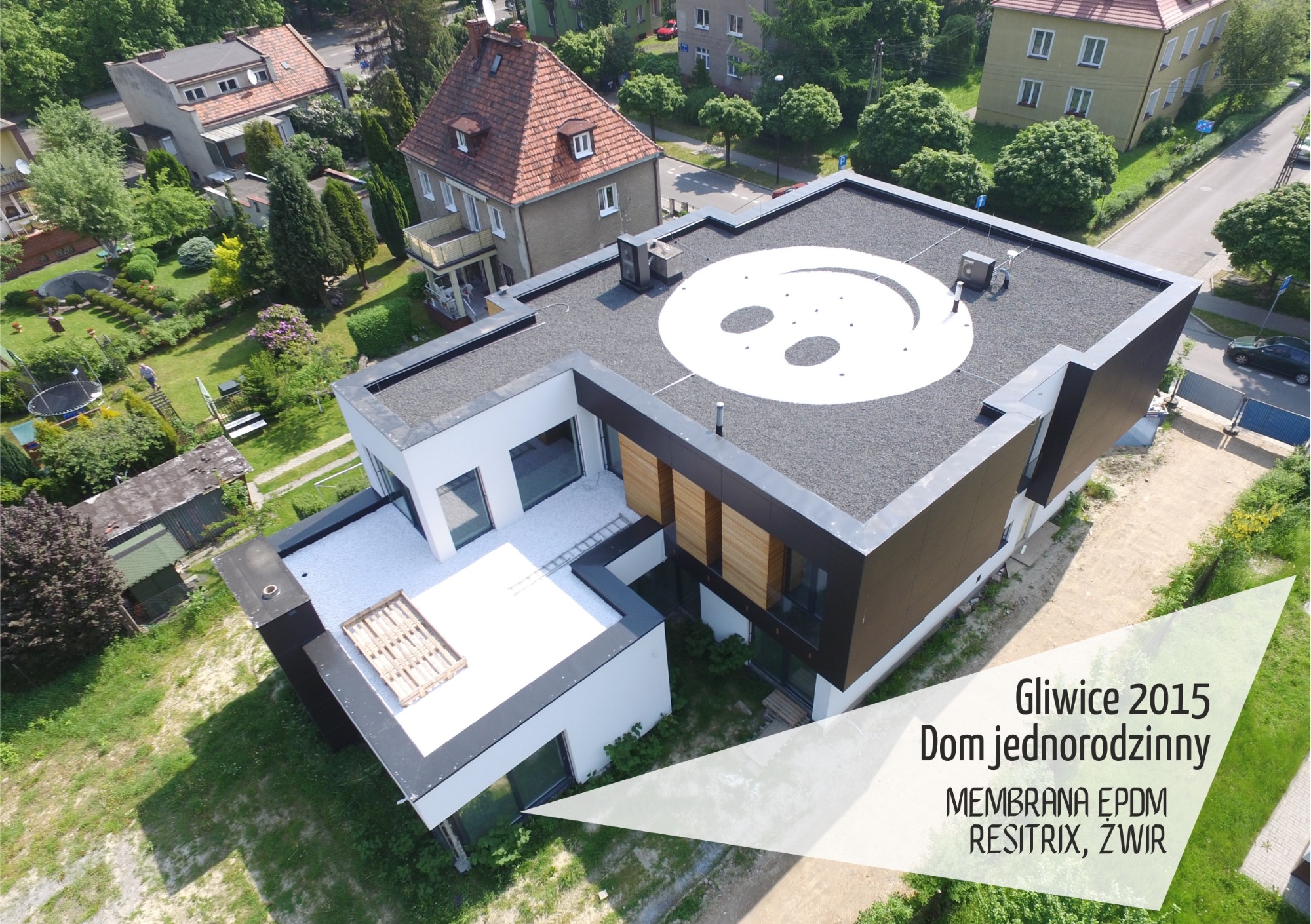 Gliwice 2015 - Dom jednorodzinny Hydroizolacja - Membrana EPDM Resitrix, balast żwirem płukanym frakcji 16/32