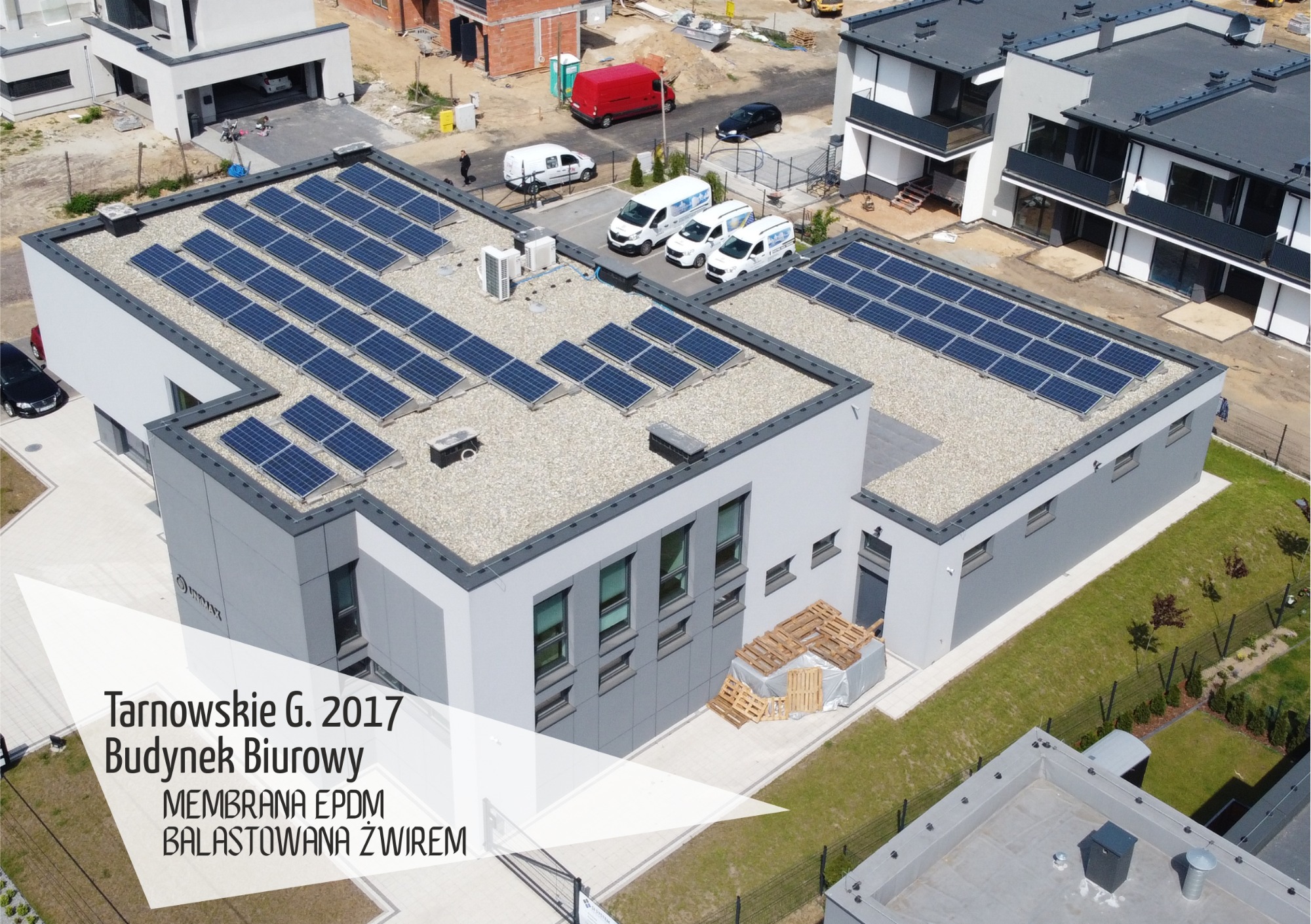 Budynek biurowy w Tarnowskich Górach z dachem pokrytym membraną EPDM balastowaną żwirem i panelami fotowoltaicznymi, widok z góry.