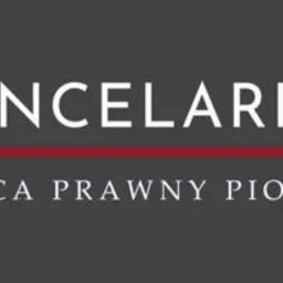 Logo kancelarii prawnej z symbolem paragrafu w kwadracie i napisem 'Kancelaria Prawna Radca Prawny Piotr Kołodziejczyk' na ciemnoszarym tle.