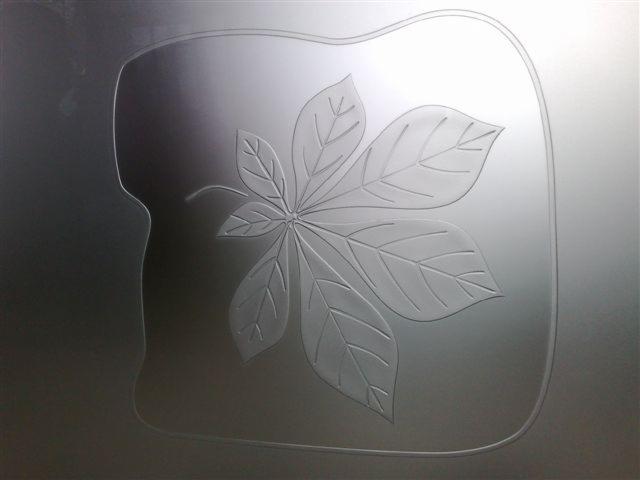 Matowe szkło z wytrawionym motywem liścia kasztanowca, delikatne podświetlenie.