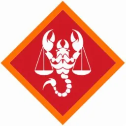 Stylizowany, biały skorpion z wagami w szczypcach, umieszczony na czerwonym diamencie z pomarańczową obwódką. Symbol prawniczy.