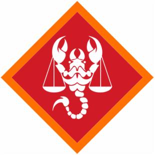 Stylizowany, biały skorpion z wagami w szczypcach, umieszczony na czerwonym diamencie z pomarańczową obwódką. Symbol prawniczy.