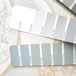 Marzena Camila Wojtkiewicz GREEN-ARTE pracownia wnętrz i malarstwa - Paleta kolorów NCS na tle tapety z ornamentami. Odcienie szarości i zieleni. Wybór barw do aranżacji wnętrz. Detal dekoracyjny, wzornik kolorystyczny.