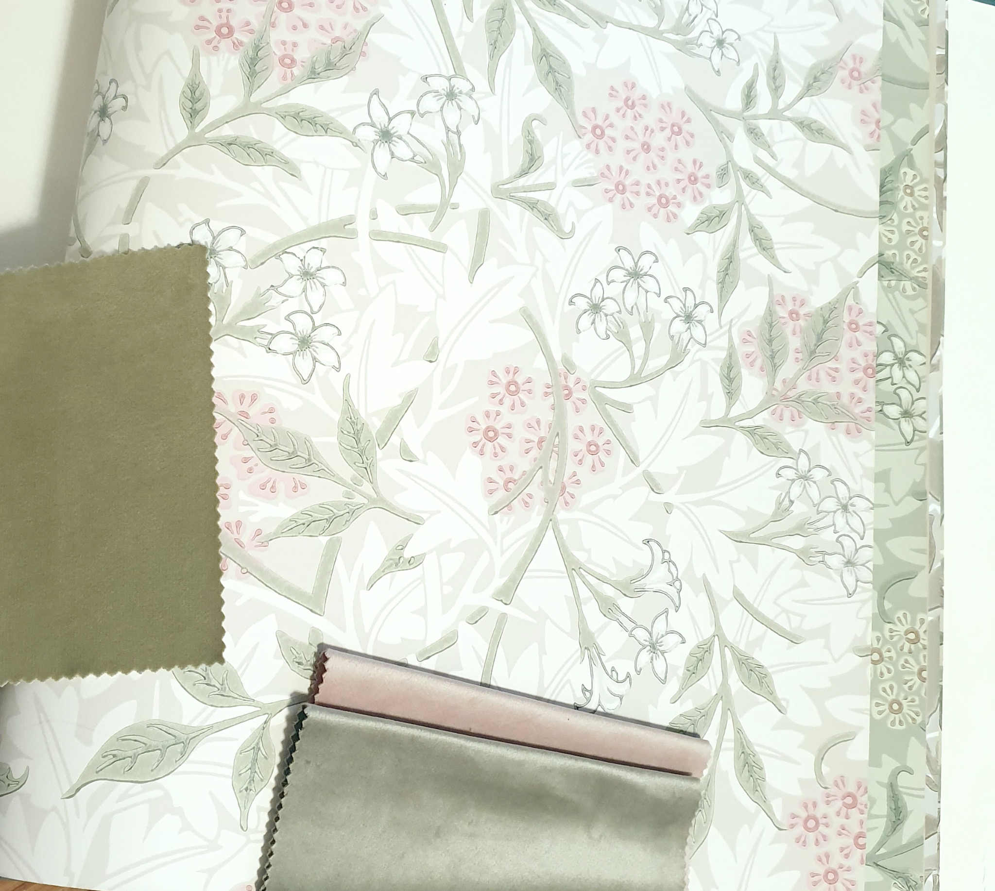 Wzornik tapety w kwiaty z próbkami tkanin w odcieniach zieleni i różu. Prezentacja materiałów wykończeniowych do aranżacji wnętrz w stylu retro.