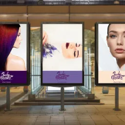 Trzy podświetlane billboardy reklamowe prezentujące wizerunek kobiet i logo pracowni fryzjerskiej, umieszczone w przestrzeni miejskiej nocą.