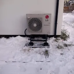 Agregat 7kW LG umieszczony na stopach