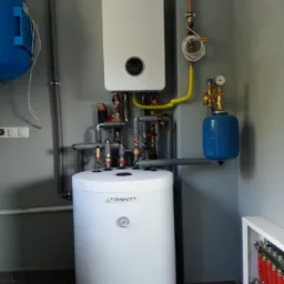 Kocioł Bosch wraz z zasobnikiem i instalacją gazową.