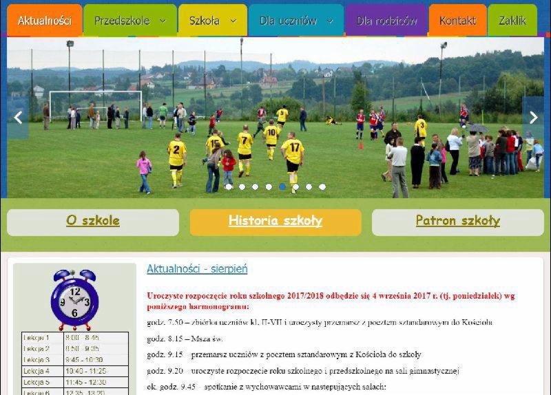Zrzut ekranu strony internetowej szkoły z widocznym zdjęciem uczniów grających w piłkę nożną na boisku szkolnym, w tle budynki i drzewa.