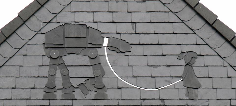 Dekoracyjny dach z łupka: mozaika przedstawiająca AT-AT ze Star Wars i dziewczynkę z balonem.