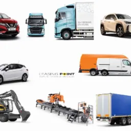 Kolaż przedstawiający różne pojazdy: samochód osobowy, ciężarówki, van, przyczepa oraz maszyna do obróbki drewna, ułożone na białym tle z logo firmy oferującej usługi finansowe.