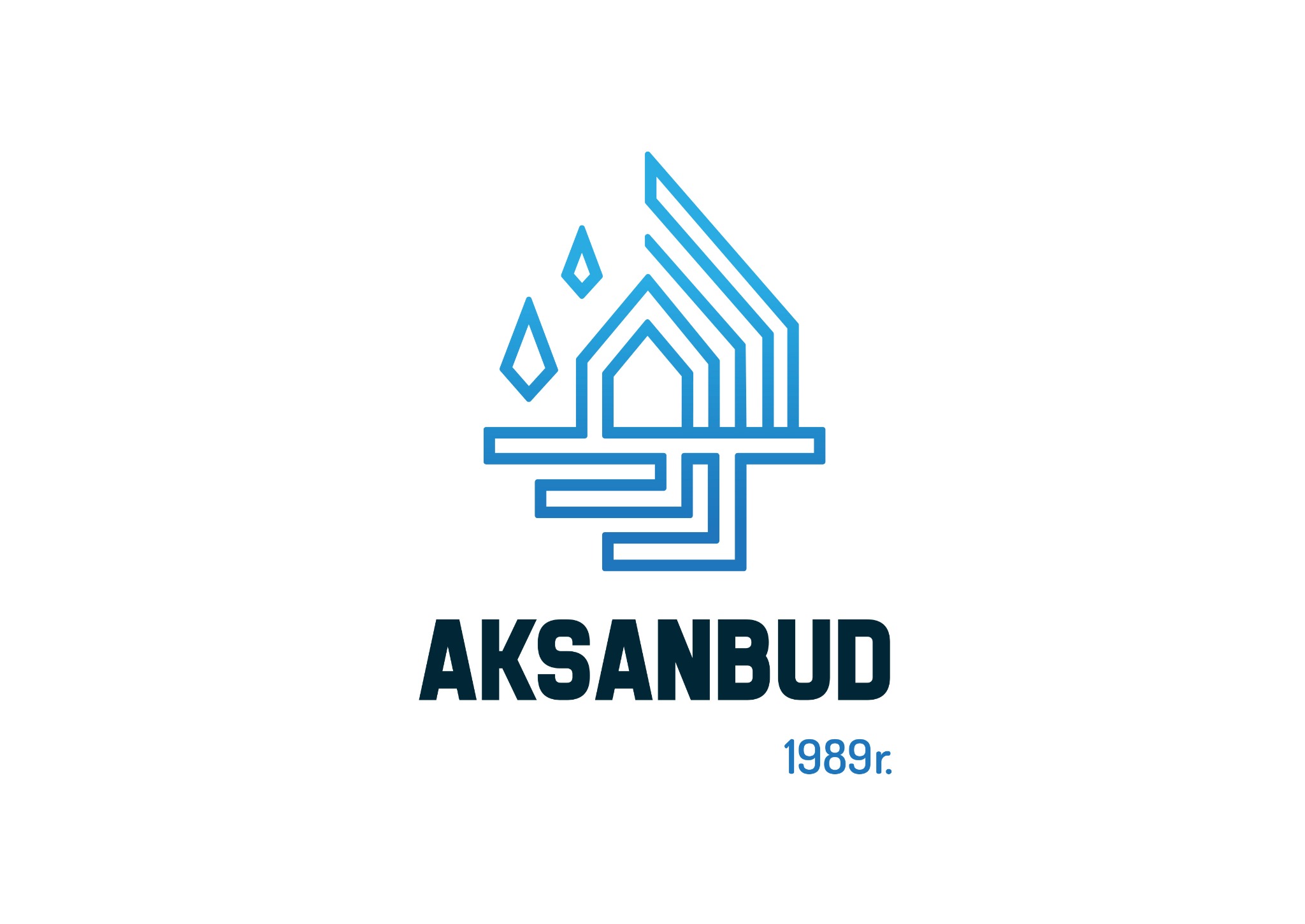 Logo firmy AKSANBUD z 1989r. w kolorze niebieskim. Grafika przedstawia stylizowany dom z kapiącą wodą, symbolizujący instalacje wodno-kanalizacyjne.
