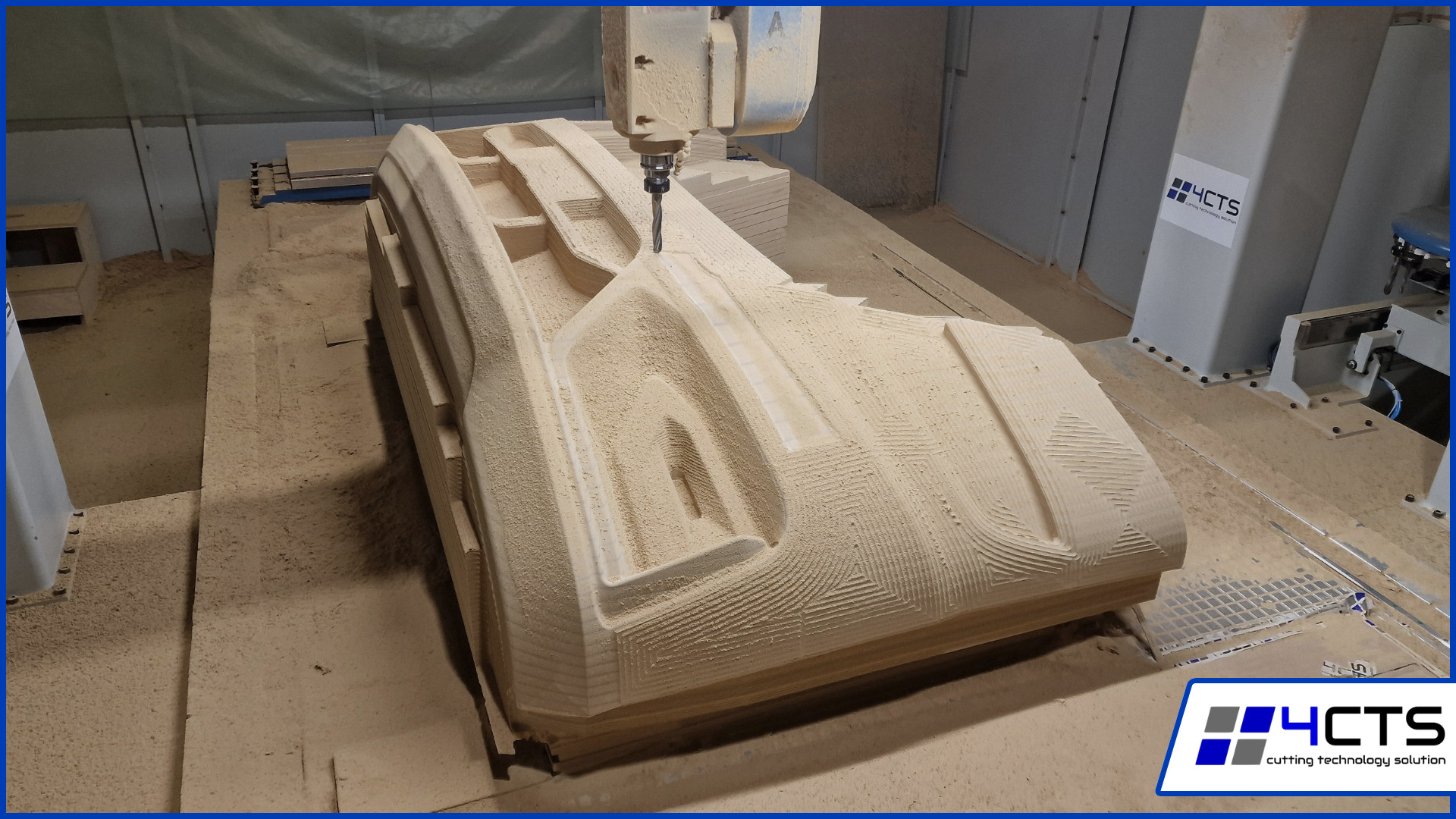 Obróbka CNC: Frezarka CNC w trakcie pracy nad drewnianym elementem. Widoczne wióry i detale obróbki. Logo firmy w prawym rogu.